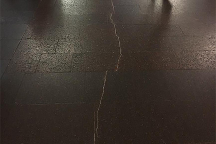 В Киеве станция метро треснула пополам В Киеве станция метро треснула пополам