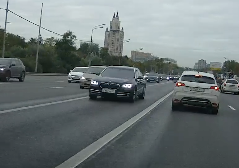 На выделенной полосе в столице камера сняла служебную машину сына Жириновского На выделенной полосе в столице камера сняла служебную машину сына Жириновского