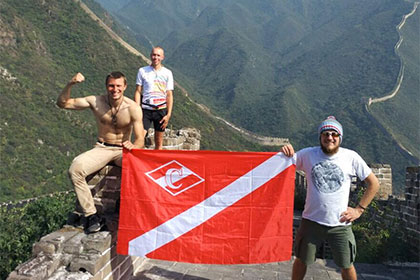 Фанаты «Спартака» на велосипедах приехали на матч КХЛ в Китай Фанаты «Спартака» на велосипедах приехали на матч КХЛ в Китай