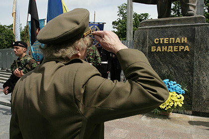 На Украине похоронили родного племянника Степана Бандеры На Украине похоронили родного племянника Степана Бандеры