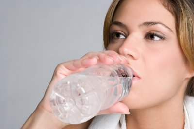 Ученые: не каждому человеку можно выпивать по 2 литра воды в день Ученые: не каждому человеку можно выпивать по 2 литра воды в день