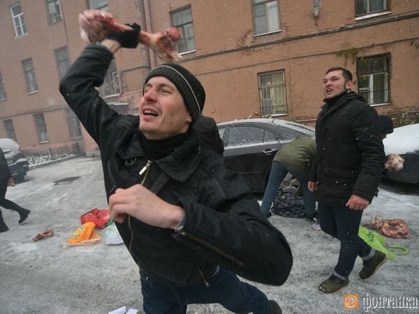 Члены партии «Другая Россия» закидали костями консульство Украины в Санкт-Петербурге