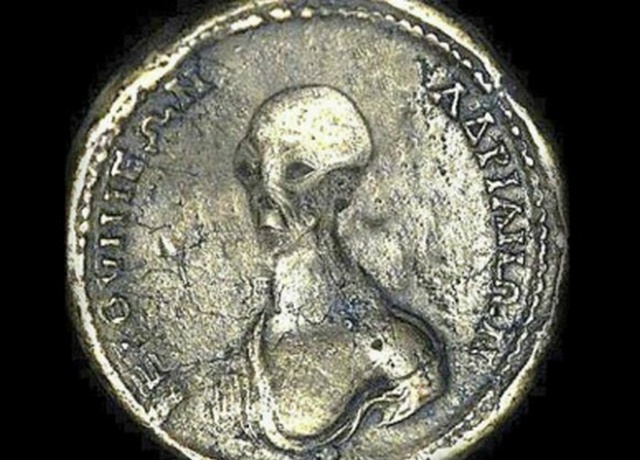 В Египте нашли старинную монету с изображением пришельца