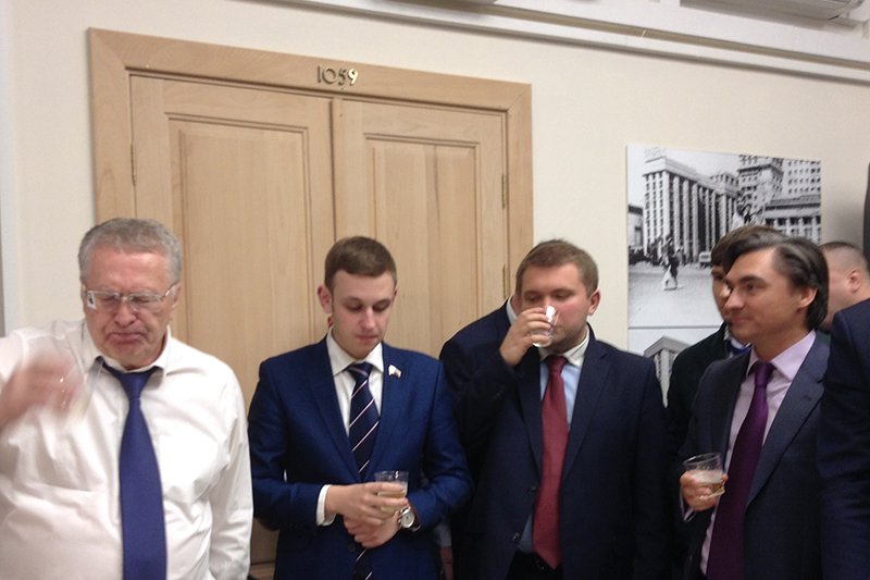 Жириновский устроил в Госдуме банкет, посвященный победе Трампа