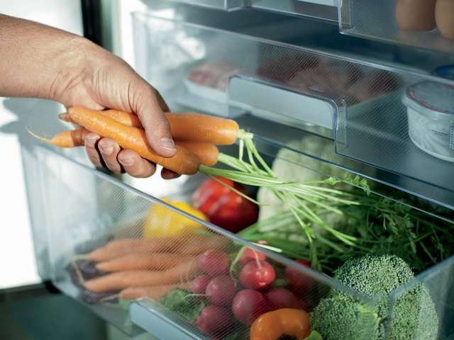 Ученые узнали, где самое опасное место в холодильнике