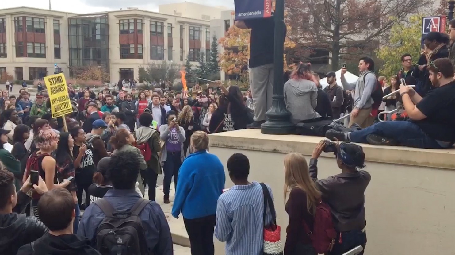 Вашингтон: студенты Американского университета сожгли флаг США, протестуя против победы Трампа