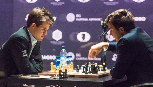 Магнус Карлсен и Сергей Карякин завершили вничью и вторую шахматную партию за мировую корону