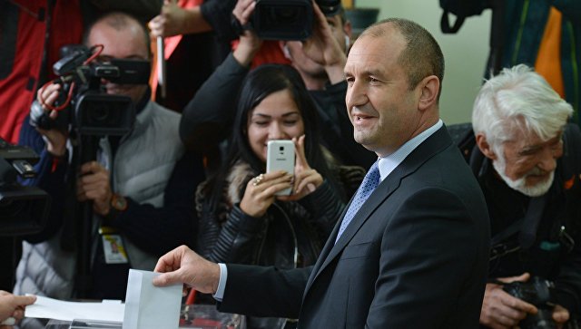 ЦИК: генерал Румен Радев лидирует на президентских выборах в Болгарии