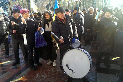 Центр Киева перекрыли протестующие с криками «Банду геть!»