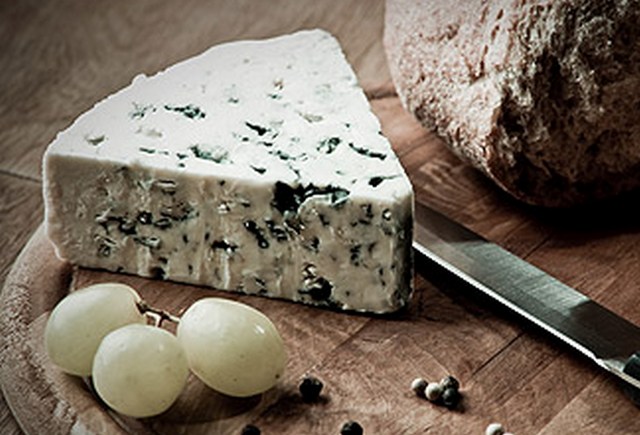 Сыр с плесенью продлевает жизнь, выяснили ученые