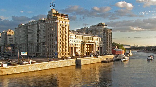 В Москве горит легендарный Дом на набережной, он окутан плотными клубами дыма