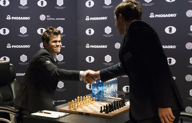 Россиянин проиграл норвежцу в десятой партии матча за мировую шахматную корону
