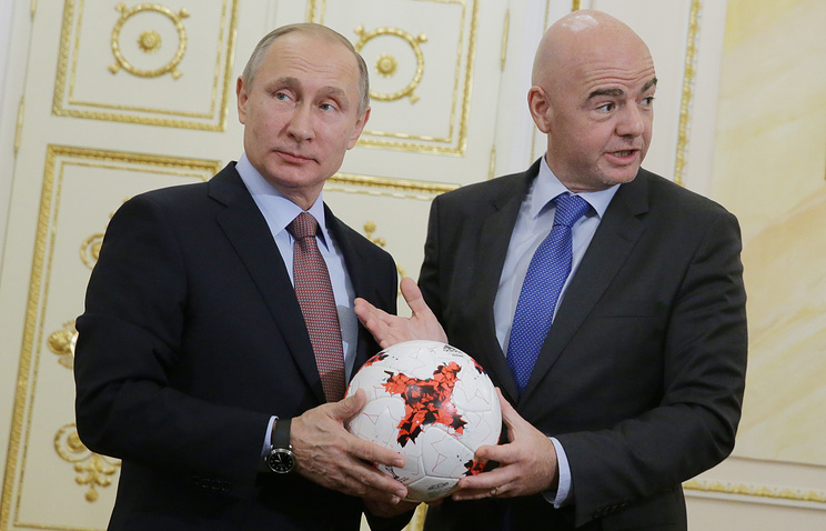 Президент ФИФА Инфантино подарил Владимиру Путину мяч «Красава»