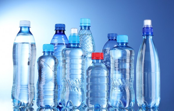 Ученые: вода из бутылок вредна для здоровья и фигуры