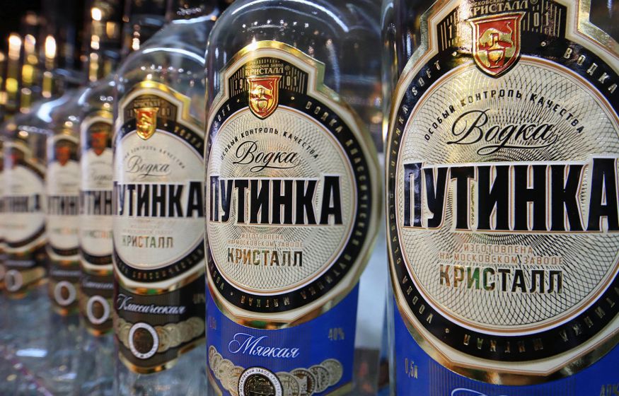Россиянам предложили запретить продавать водку ради ускорения вакцинации