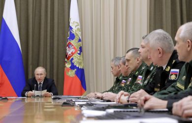 Путин распорядился повысить пенсии военных