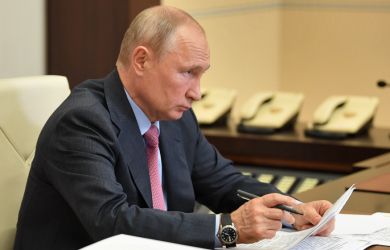 Путин поручил продлить допвыплаты медикам, борющимся с COVID-19, на 2022 год
