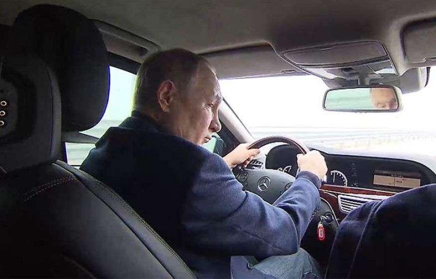 «Чтобы лишние не гонять»: Песков объяснил, почему Путин проехал по Крымскому мосту на Mercedes