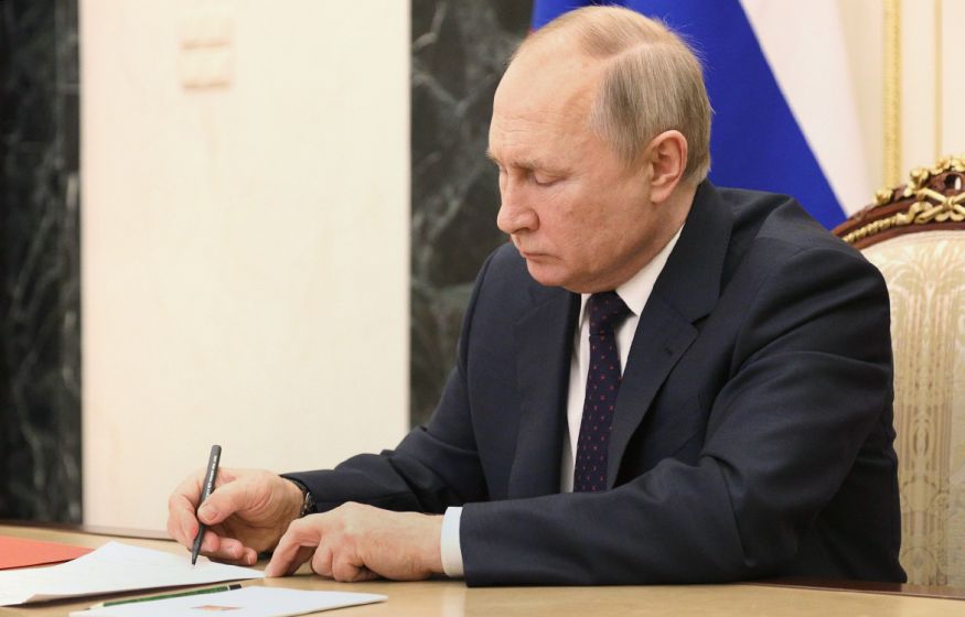 Путин подписал указ об ответных мерах на введение нефтяного потолка