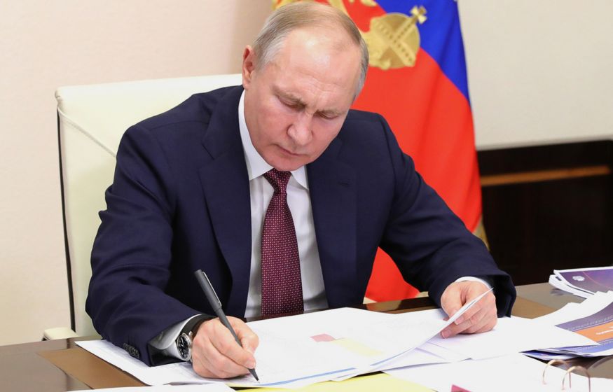 Имущество россиян конфискуют. Запрет на увольнение: Путин подписал ряд законов