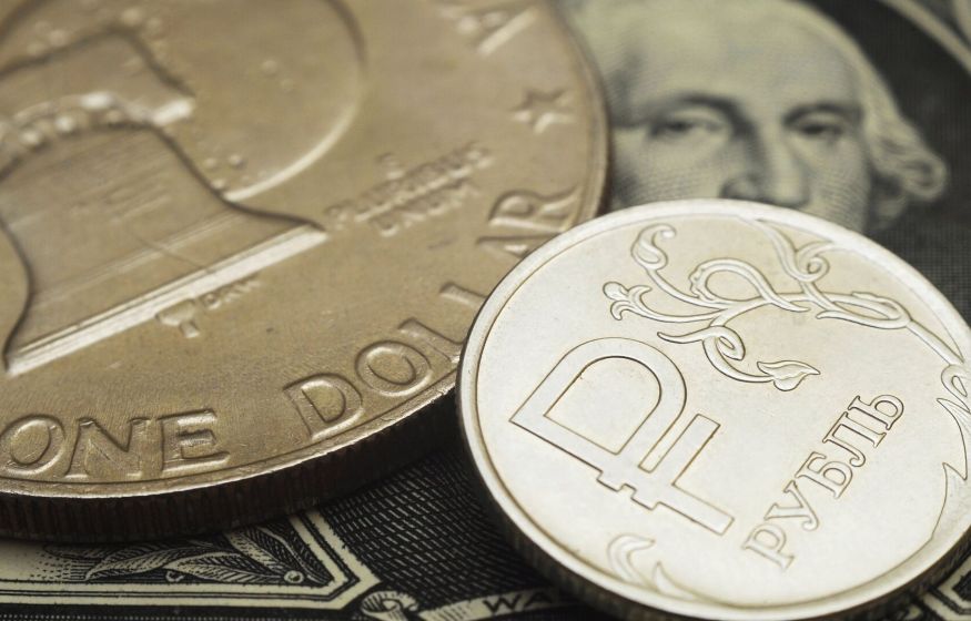 «У рубля есть хорошая поддержка»: Доллар обвалился на Мосбирже