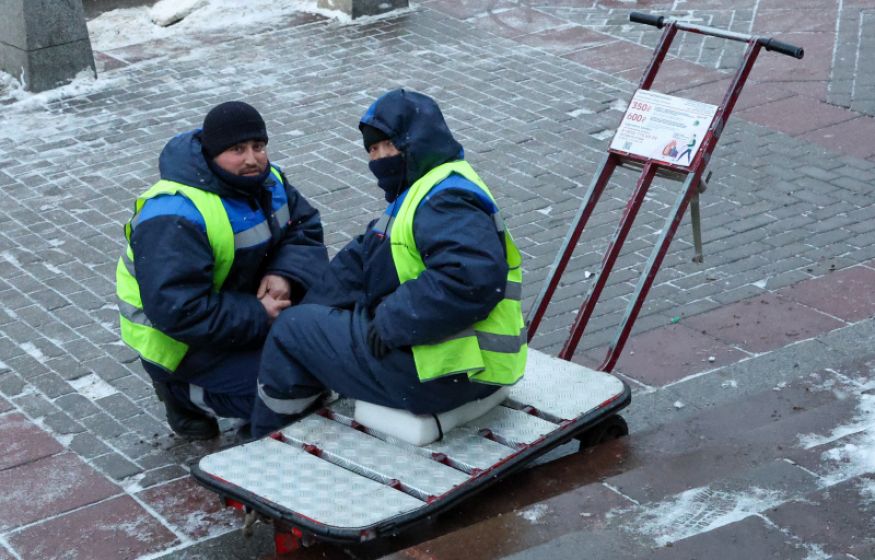 «Перестреляют как бешеных собак»: депутат встал на сторону мигрантов 