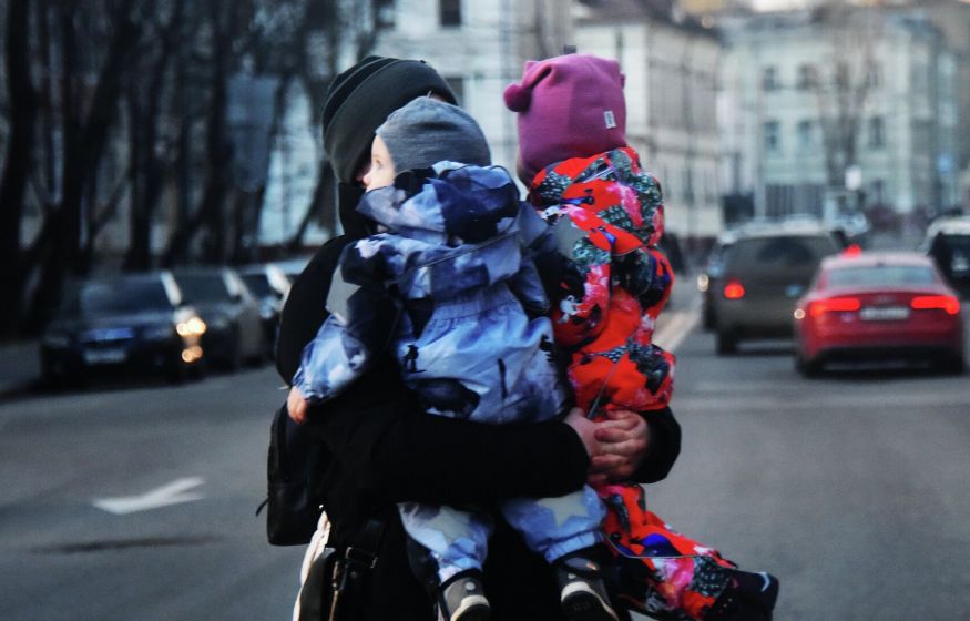 Число бедных семей снизилось за счет введения детского пособия: Росстат