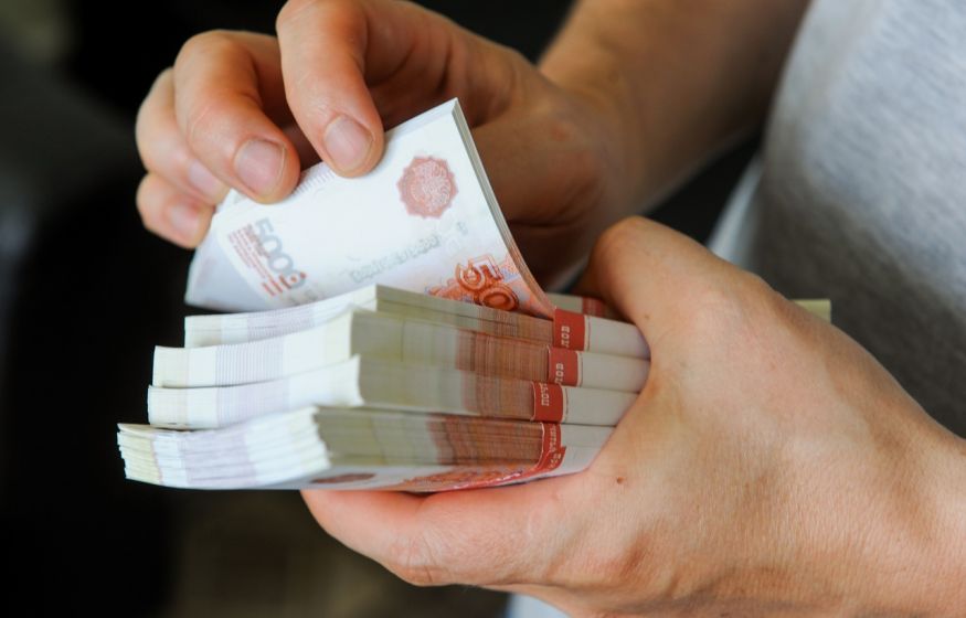 «Россияне легко могут заработать 100 тыс. руб. Нужно мало спать и работать по 12 часов в день»: экономист