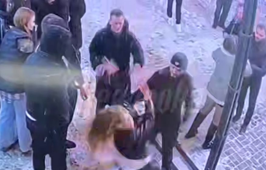 «Кто, на**й, твой отец?»: жёсткое избиение девушек в Нижнем Тагиле «Кто, на**й, твой отец?»: жёсткое избиение девушек в Нижнем Тагиле