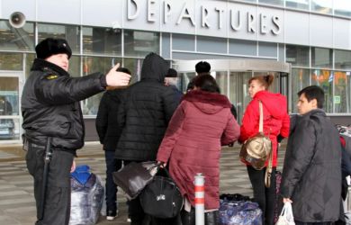 Нелегалы из Артема едут обратно на родину под конвоем