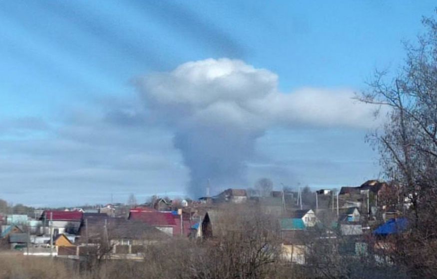 &laquo;Взрывы и &laquo;гриб&raquo; над Пермью&raquo; &mdash; жители записывают удары, официальных комментариев пока нет