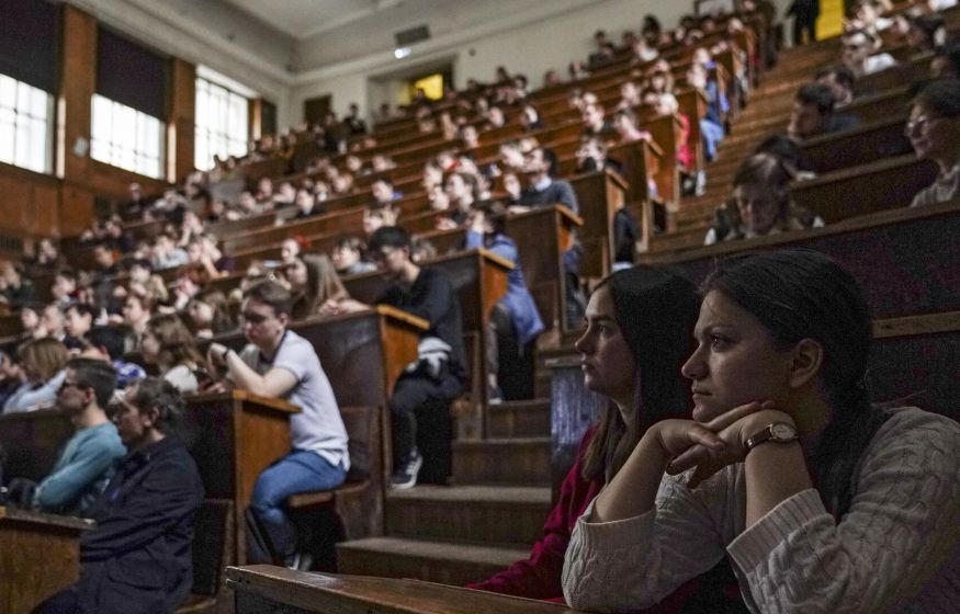 &laquo;Никого не волнует, что там бормочет Росстат. Пора для всех сделать первое высшее образование бесплатным&raquo;: политик