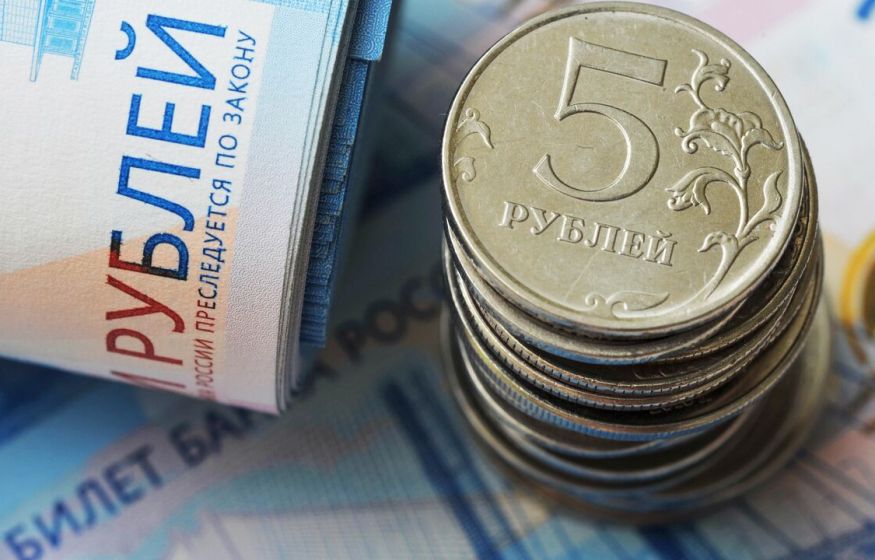 Богатые богатеют, бедные беднеют: Делягин о том, почему рост средней зарплаты не радует большинство россиян