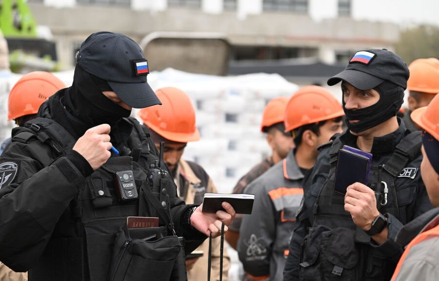 Наглость не знает границ: мигрант в футболке ВСУ наконец-то депортирован из России