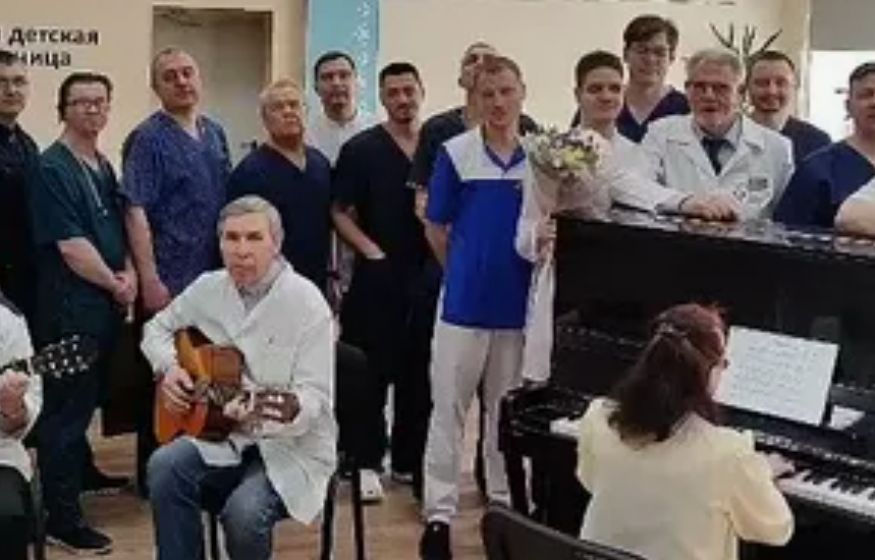 &laquo;Только хора не хватало&raquo;. Дефицит врачей - грустно, но теперь с песней! В российских больницах запускают проект с пением