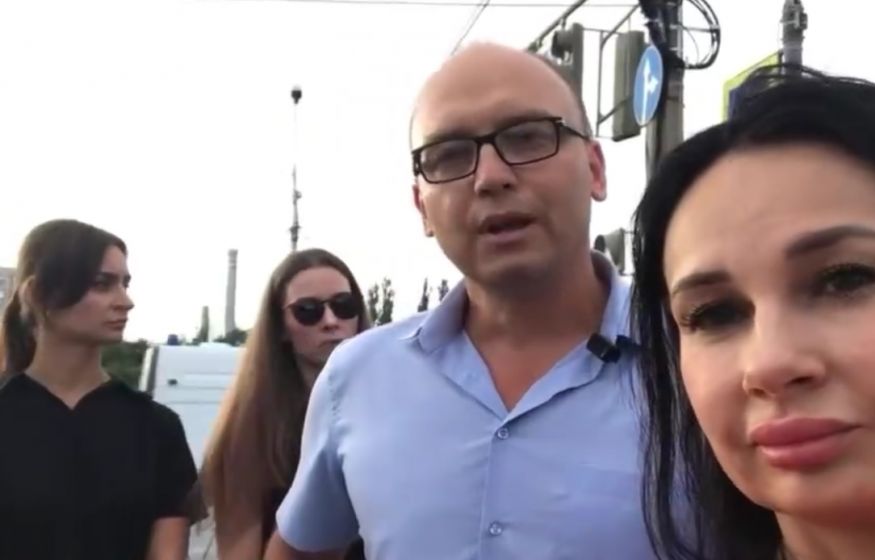 В суде Волгограда задержали активистку после обращения к Бастрыкину из-за цен на бензин. Объяснения будут? В суде Волгограда задержали активистку после обращения к Бастрыкину из-за цен на бензин. Объяснения будут?