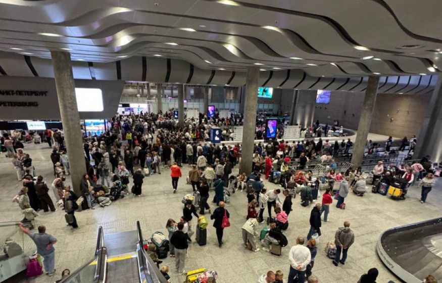 Из Дубая летели в Москву, а оказались в Петербурге. Пассажиров четыре часа не выпускали из самолёта...
