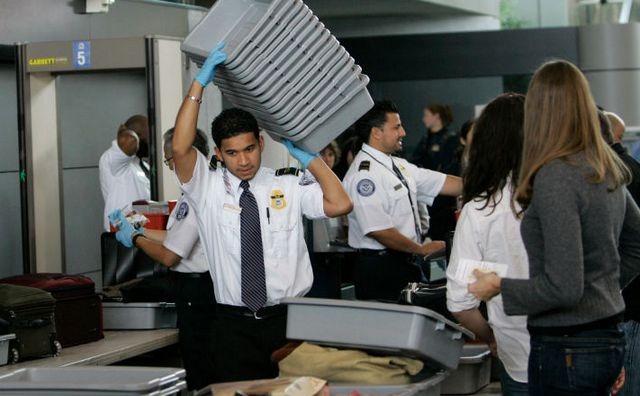 Лотки в аэропортах больше других предметов покрыты различными вирусами