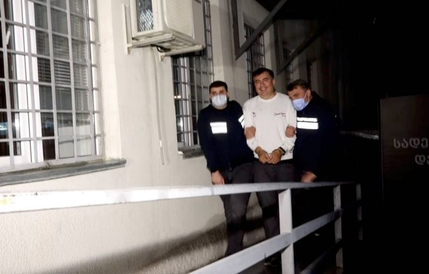 Адвокат сообщил, что Саакашвили продолжает голодовку в тюрьме