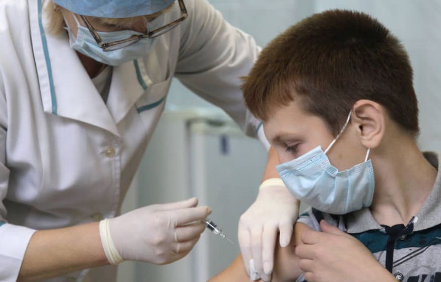 СМИ: Минздрав решил начать вакцинацию детей от 12 до 17 лет