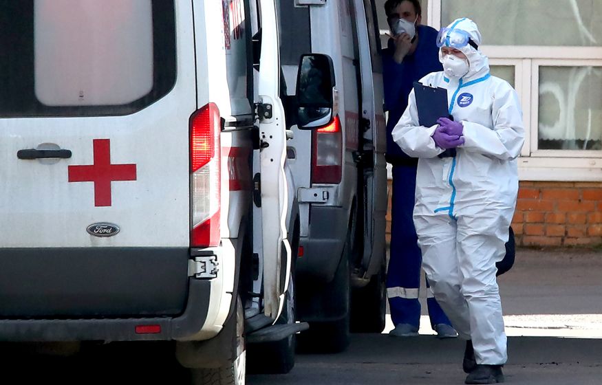 «Несерьезное отношение к пандемии»: врач назвал причины высокой смертности от COVID-19 в России