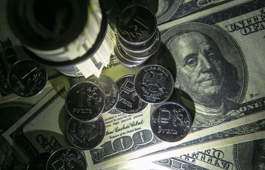 Курс доллара опустился до двухлетнего минимума