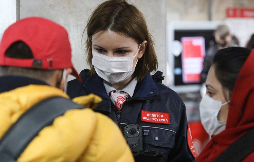 Власти Москвы собрались штрафовать за приспущенные маски
