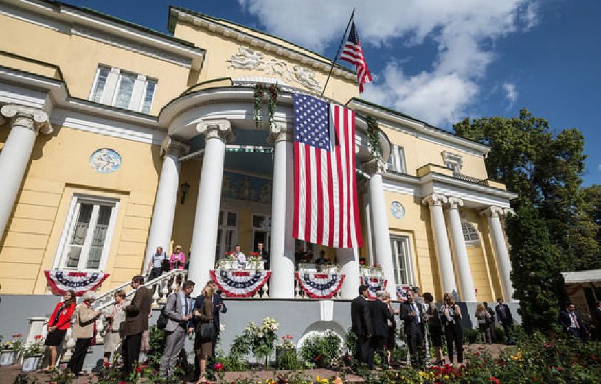 США обсуждали отказ от резиденции посла в Москве