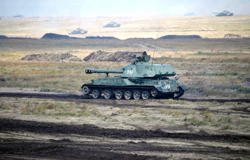СМИ: Россия начала переброску танков к границе с Украиной