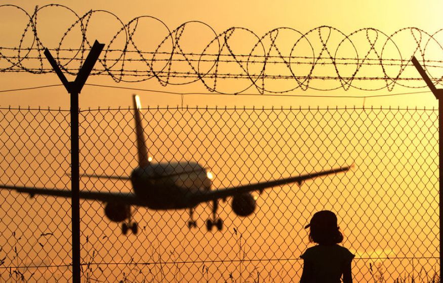 ЕС собирается ввести санкции против аэропорта Минска и гостиницы, где жили мигранты