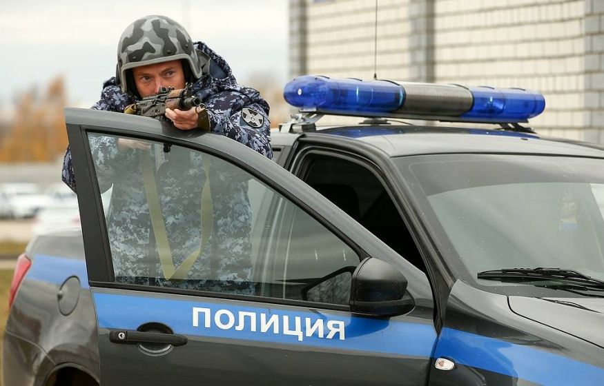 Госдума одобрила закон, позволяющий полиции проникать в дома и вскрывать машины россиян