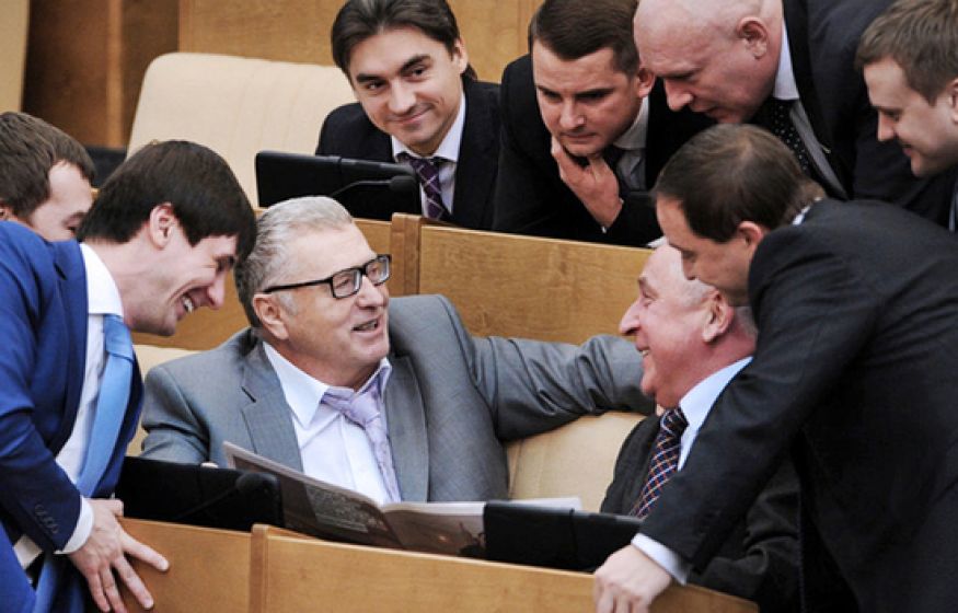 Депутаты решили поднять зарплаты своим помощникам почти до 400 тысяч рублей