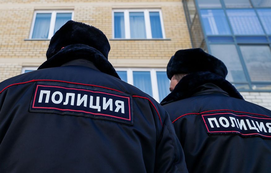 Совет Федерации разрешил полицейским вскрывать автомобили и проникать в дома россиян