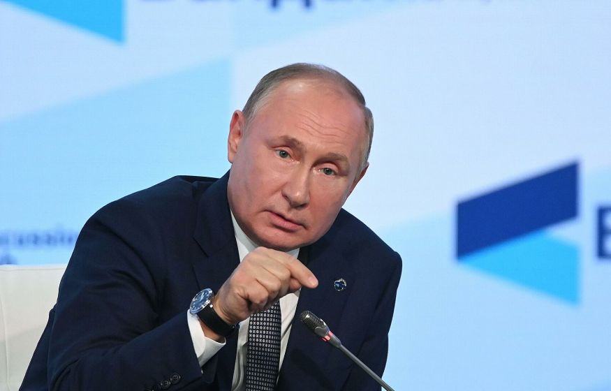 Путин потребовал доработать закон о QR-кодах в общественных местах